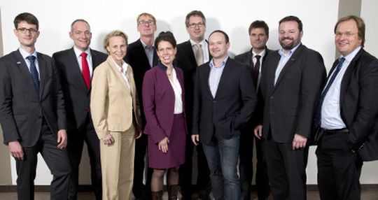 Von links: Jean Huby (Ocean Breeze Energy), Thomas Haukje (Nordwest Assekuranzmakler GmbH & Co. KG), Irina Lucke (EWE), Dr. Klaus Meier (wpd AG), Dr. Antje Wagenknecht (Fraunhofer IWES), Jens Assheuer (WindMW), Thorsten Rönner (BVT Bremen GmbH), Dr. Knud Rehfeldt (Deutsche WindGuard GmbH), Thorsten Schwarz (ALSTOM Grid), Norbert Giese (Senvion SE). Von links: Jean Huby (Ocean Breeze Energy), Thomas Haukje (Nordwest Assekuranzmakler GmbH & Co. KG), Irina Lucke (EWE), Dr. Klaus Meier (wpd AG), Dr. Antje Wagenknecht (Fraunhofer IWES), Jens Assheuer (WindMW), Thorsten Rönner (BVT Bremen GmbH), Dr. Knud Rehfeldt (Deutsche WindGuard GmbH), Thorsten Schwarz (ALSTOM Grid), Norbert Giese (Senvion SE).