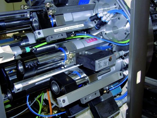 Bild 1: Hydraulische Vorschubantriebe für die Längsschlitten eines Mehrspindel-Drehautomaten. Trotz hoher Dynamik und Geschwindigkeit sind sie kompakt in der Maschine untergebracht. Bild 1: Hydraulische Vorschubantriebe für die Längsschlitten eines Mehrspindel-Drehautomaten. Trotz hoher Dynamik und Geschwindigkeit sind sie kompakt in der Maschine untergebracht.