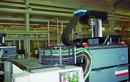 Bei Bearbeitungszentren werden für die Energiezuführung zur hochdynamischen Spindel vorzugsweise einbaufertige Energiekettensysteme verwendet. Bild: Igus Bei Bearbeitungszentren werden für die Energiezuführung zur hochdynamischen Spindel vorzugsweise einbaufertige Energiekettensysteme verwendet. Bild: Igus