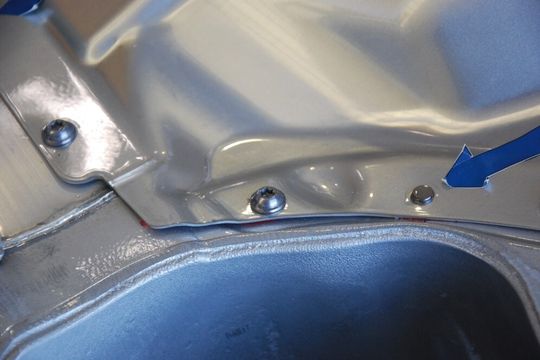 Die Welt der Verbindungselemente wird immer vielfältiger: Neben gewindeformenden Schrauben (Mitte) gibt es beispielsweise auch das Rivtac-Verfahren mit nagelähnlichen Bolzen (rechts). Die Welt der Verbindungselemente wird immer vielfältiger: Neben gewindeformenden Schrauben (Mitte) gibt es beispielsweise auch das Rivtac-Verfahren mit nagelähnlichen Bolzen (rechts).