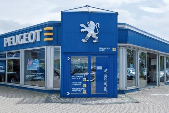 Eingang zum Peugeot-Betrieb am Standort Herrenberg. Eingang zum Peugeot-Betrieb am Standort Herrenberg.