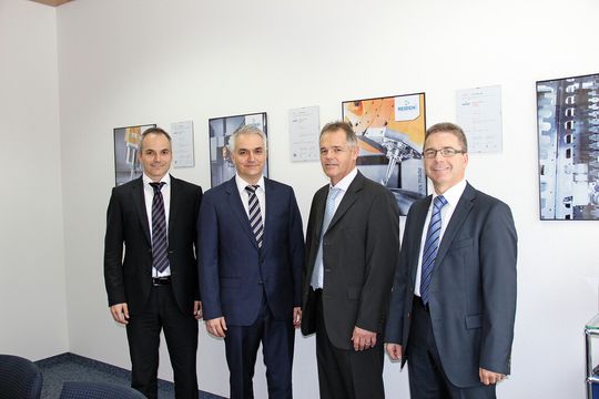 Les propriétaires des deux fabricants de machines, avec de gauche à droite, Patrick Haegeli et Olivier Haegeli de Willemin-Macodel et Alex Sutter, Ruedi Willimann de Reiden Technik AG. Les propriétaires des deux fabricants de machines, avec de gauche à droite, Patrick Haegeli et Olivier Haegeli de Willemin-Macodel et Alex Sutter, Ruedi Willimann de Reiden Technik AG.