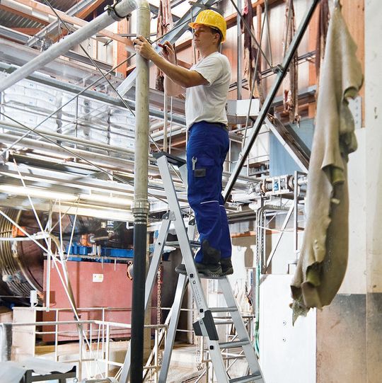 Optimiert die Rutschhemmung in R13-Arbeitsbereichen, auch in nassen und ölverschmierten Umgebungen: Die neue zertifizierte Trittauflage Clip-Step R13 für die Stufenleitern der Günzburger Steigtechnik. Optimiert die Rutschhemmung in R13-Arbeitsbereichen, auch in nassen und ölverschmierten Umgebungen: Die neue zertifizierte Trittauflage Clip-Step R13 für die Stufenleitern der Günzburger Steigtechnik.
