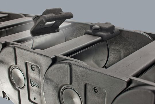 Les petits clips magnétiques magsnap sont placés sur la chaîne porte-câbles pour maintenir sa trajectoire prévue le long d’une paroi métallique et éviter qu’elle ne fasse des zigzags. Les petits clips magnétiques magsnap sont placés sur la chaîne porte-câbles pour maintenir sa trajectoire prévue le long d’une paroi métallique et éviter qu’elle ne fasse des zigzags.