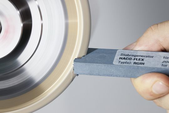 Haco-Flex est aussi simple à utiliser qu'une gomme. Haco-Flex est aussi simple à utiliser qu'une gomme.