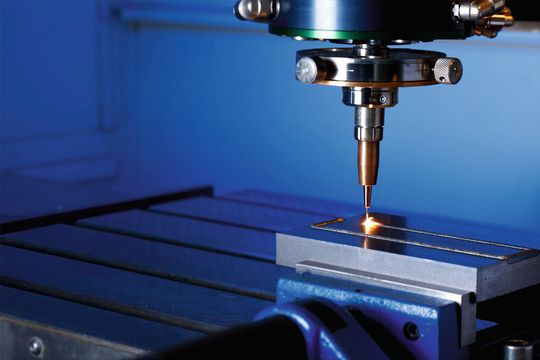 Mit dem Laser-Draht-Auftragsschweißen lassen sich metallische Oberflächen beschichten und reparieren. Mit dem Laser-Draht-Auftragsschweißen lassen sich metallische Oberflächen beschichten und reparieren.