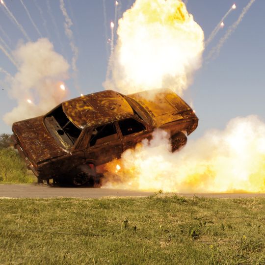 Ob bei der Kampfmittelräumung, der Sprengung von Gebäuden oder bei Special Effects für den Film – Zündmaschinen und Sprengladungsmesser kommen in allen Fällen zum Einsatz. Ob bei der Kampfmittelräumung, der Sprengung von Gebäuden oder bei Special Effects für den Film – Zündmaschinen und Sprengladungsmesser kommen in allen Fällen zum Einsatz.