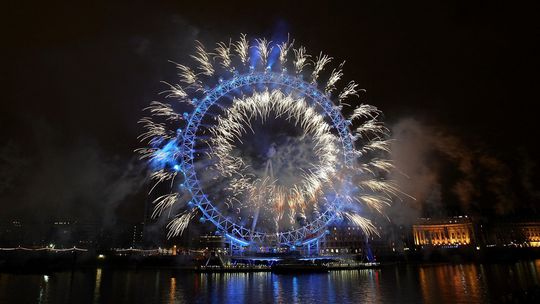 La grande roue de Londres inaugurée en 2000 pour le changement de millénaire. La grande roue de Londres inaugurée en 2000 pour le changement de millénaire.