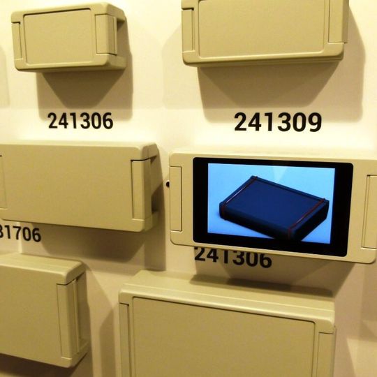 Auf der Electronica 2014 hat Bopla die neue Bocube-Alu-Gehäuseserie vorgestellt. Eine optional abgesenkte Fläche im Gehäusedeckel bietet Platz für Eingabeeinheiten.