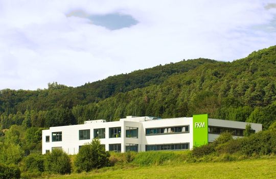 FKM hat ein neues Werk zur Produktion lasergesinterter Bauteile aus Kunststoff und Metall in Betrieb genommen. FKM hat ein neues Werk zur Produktion lasergesinterter Bauteile aus Kunststoff und Metall in Betrieb genommen.