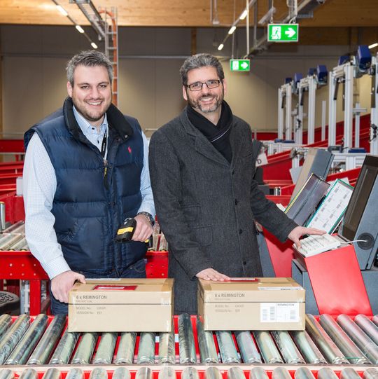 Die ersten Pakete im neuen Depot wurden von Depotleiter Milad Zadeh (links) und Clusterleiter Heiko Köger bei der Inbetriebnahme angenommen. Die ersten Pakete im neuen Depot wurden von Depotleiter Milad Zadeh (links) und Clusterleiter Heiko Köger bei der Inbetriebnahme angenommen.