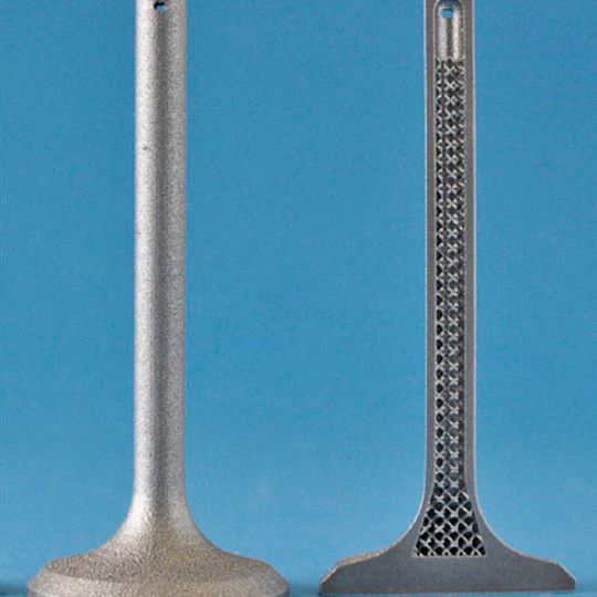 Bild 1: Oberfläche und Querschnitt des im SLM-Verfahren gefertigten Versuchsventils. Die Gitterstruktur im Inneren ermöglicht eine hohe Gewichtseinsparung.