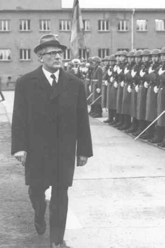 Von Erich Honecker wird gesagt, er meinte selbst, dass er im besten aller Staaten lebte. Seine Mitarbeiter gestalteten diese Illusion für ihn sorgfältig im Sinne der Potemkinschen Dörfer. Diese Form der Illusion nennt die Psychologie mittlerweile sogar Honecker-Effekt. Übertrieben für „normale“ Vorgesetzte? Keineswegs. Von Erich Honecker wird gesagt, er meinte selbst, dass er im besten aller Staaten lebte. Seine Mitarbeiter gestalteten diese Illusion für ihn sorgfältig im Sinne der Potemkinschen Dörfer. Diese Form der Illusion nennt die Psychologie mittlerweile sogar Honecker-Effekt. Übertrieben für „normale“ Vorgesetzte? Keineswegs.