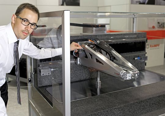 Steven Donner hat den Leichtbauschlitten aus Aluminiumschaum entwickelt. Er ist bei Rampf Machine Systems im Bereich Konstruktion/Entwicklung tätig. Steven Donner hat den Leichtbauschlitten aus Aluminiumschaum entwickelt. Er ist bei Rampf Machine Systems im Bereich Konstruktion/Entwicklung tätig.
