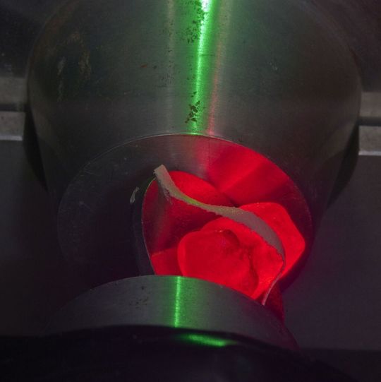 Rotes Gummibärchen in der Apparatur zur Messung der Lebensdauer von Positroniumteilchen. Rotes Gummibärchen in der Apparatur zur Messung der Lebensdauer von Positroniumteilchen.