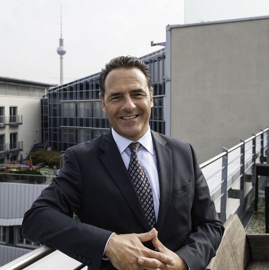 Jean-Luc Delay, Geschäftsführer der Takeda Pharma Vertrieb hat seit Januar auch die Position des Sprechers der Geschäftsführung von Takeda Deutschland inne. Jean-Luc Delay, Geschäftsführer der Takeda Pharma Vertrieb hat seit Januar auch die Position des Sprechers der Geschäftsführung von Takeda Deutschland inne.