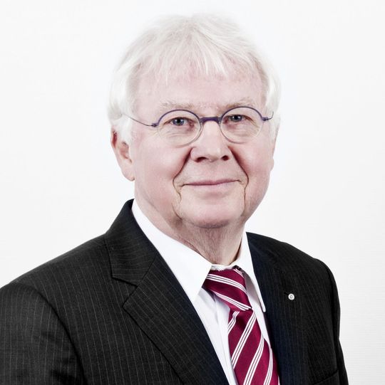 Bernhard L. Bauer, Unternehmensgründer und Geschäftsführer von MiniTec, zieht sich aus dem aktiven Geschäft zurück. Bernhard L. Bauer, Unternehmensgründer und Geschäftsführer von MiniTec, zieht sich aus dem aktiven Geschäft zurück.
