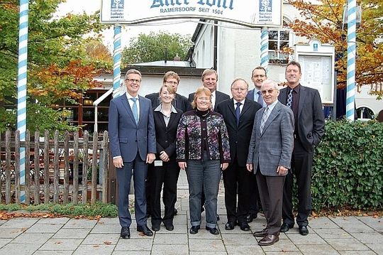 ELEKTRONIKPRAXIS-Round-Table Obsoleszenz-Management (v.l.): Michael Velmeden, cms; Stefanie Kölbl, TQ-Systems; Franz Graser, Margit Kuther, Redakteure ELEKTRONIKPRAXIS; Johann Weber, Zollner; Erich Baumgartner, CCS; Marco Balling, productware; Georg Höller, ZVEI und Johann Wiesböck, Chefredakteur ELEKTRONIKPRAXIS ELEKTRONIKPRAXIS-Round-Table Obsoleszenz-Management (v.l.): Michael Velmeden, cms; Stefanie Kölbl, TQ-Systems; Franz Graser, Margit Kuther, Redakteure ELEKTRONIKPRAXIS; Johann Weber, Zollner; Erich Baumgartner, CCS; Marco Balling, productware; Georg Höller, ZVEI und Johann Wiesböck, Chefredakteur ELEKTRONIKPRAXIS