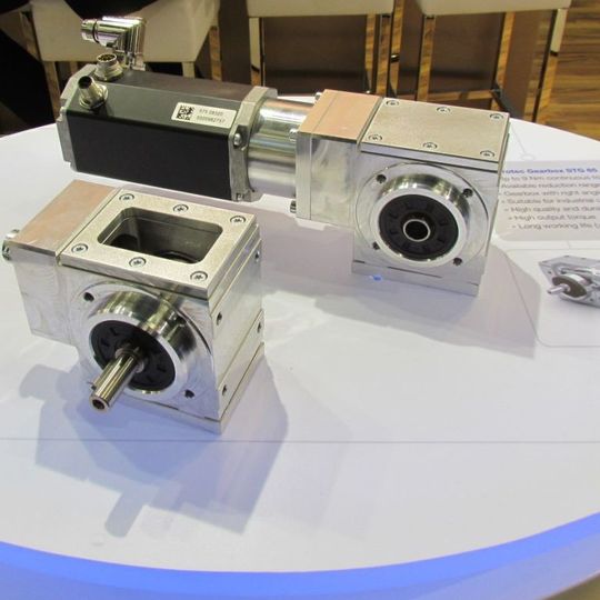 Vorne: das STG-Getriebe; hinten: das Getriebe in Kombination mit einem bürstenlosen DC-Motor. Vorne: das STG-Getriebe; hinten: das Getriebe in Kombination mit einem bürstenlosen DC-Motor.