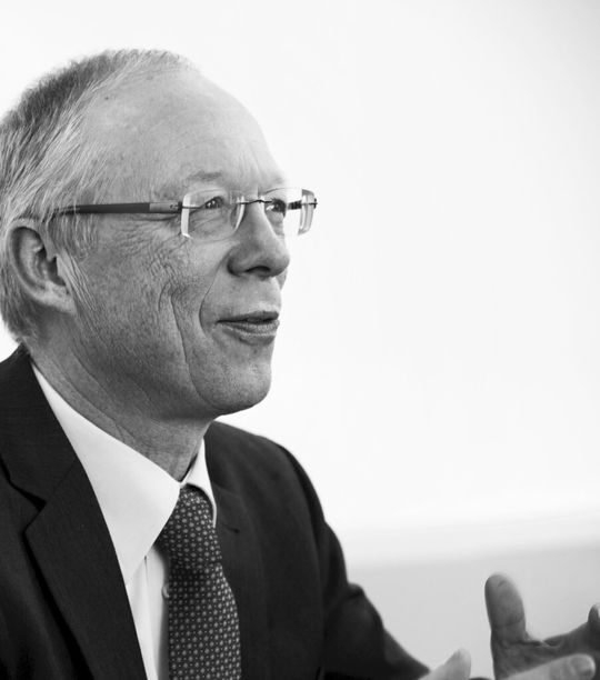 Für seine Verdienste um die erneuerbaren Energien erhielt Cramer den Deutschen Umweltpreis. Für seine Verdienste um die erneuerbaren Energien erhielt Cramer den Deutschen Umweltpreis.
