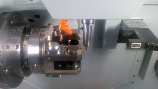 Blick in den Bearbeitungsraum der Werkzeugmaschine. Dank dem neuen Platinenspannfutter können die Uhrenplatinen in einem Arbeitsgang fertig bearbeitet werden. Blick in den Bearbeitungsraum der Werkzeugmaschine. Dank dem neuen Platinenspannfutter können die Uhrenplatinen in einem Arbeitsgang fertig bearbeitet werden.