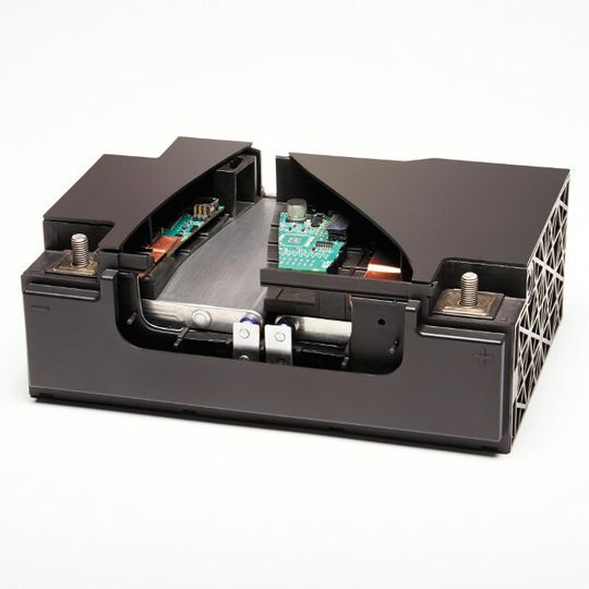 Neue Batterie zeichnet sich durch größere Speicherfähigkeit der Bremsenergie aus. Neue Batterie zeichnet sich durch größere Speicherfähigkeit der Bremsenergie aus.