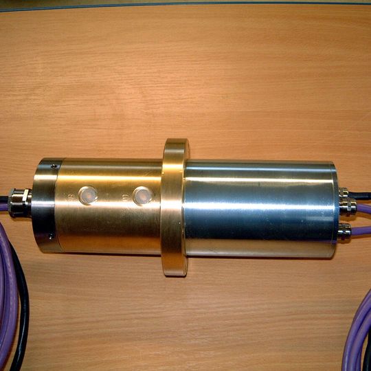 Zwei Kanäle genügen bei der multifunktionalen Drehdurchführung MFD für praktisch beliebig viele hydraulische Ansteuerungen in einer Vorrichtung. Zwei Kanäle genügen bei der multifunktionalen Drehdurchführung MFD für praktisch beliebig viele hydraulische Ansteuerungen in einer Vorrichtung.