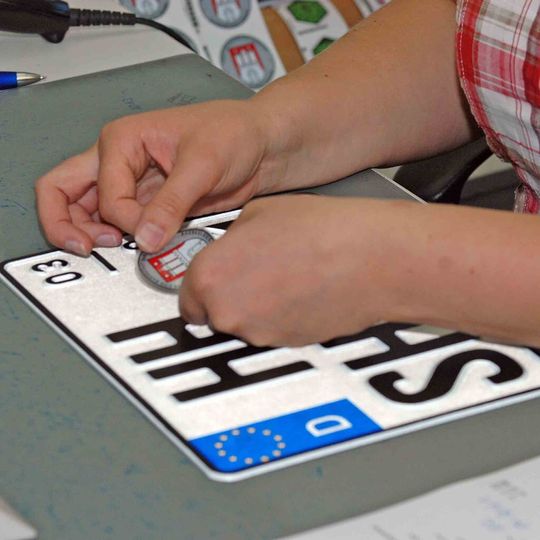 Geschlossene oder nur eingeschränkt geöffnete Zulassungsstellen erschweren dem Autohandel das Geschäft. Geschlossene oder nur eingeschränkt geöffnete Zulassungsstellen erschweren dem Autohandel das Geschäft.