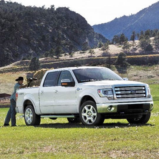 Seit über 30 Jahren Spitze in den USA: Die F-Serie von Ford gibt auf dem US-Automarkt weiter den Ton an. 2014 wurden weit über 750.000 Einheiten ausgeliefert. Seit über 30 Jahren Spitze in den USA: Die F-Serie von Ford gibt auf dem US-Automarkt weiter den Ton an. 2014 wurden weit über 750.000 Einheiten ausgeliefert.