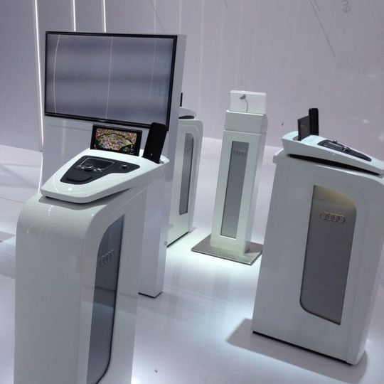 Die verschiedenen Stelen zur Demonstration des Audi Multi Media Interface MMI wurden in den BFFT Werkstätten konstruiert. Die verschiedenen Stelen zur Demonstration des Audi Multi Media Interface MMI wurden in den BFFT Werkstätten konstruiert.