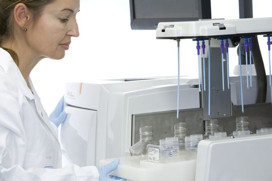 Roche-Mitarbeiterin bei der Gensequenzierung. Roche-Mitarbeiterin bei der Gensequenzierung.
