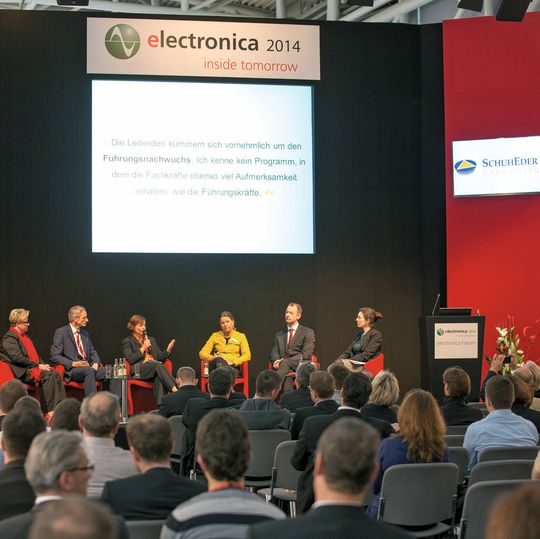 Auf dem Podium diskutierten: Beatrice Tamas (STMicroelectronics), Arnt Stumpf (Würth Elektronik), Karen Ossmann (Robert Bosch), Renate Schuh-Eder (SchuhEder Consulting), Frank Vernauer (P4 Career Consultants) und Prof. Heather Hofmeister (Goethe Universität Frankfurt) Auf dem Podium diskutierten: Beatrice Tamas (STMicroelectronics), Arnt Stumpf (Würth Elektronik), Karen Ossmann (Robert Bosch), Renate Schuh-Eder (SchuhEder Consulting), Frank Vernauer (P4 Career Consultants) und Prof. Heather Hofmeister (Goethe Universität Frankfurt)