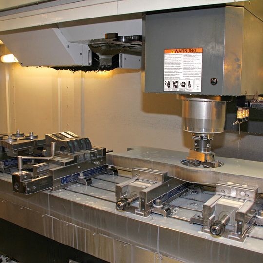 Die auf mehreren Schraubstöcken eingespannten Bauteile werden auf dem vertikalen CNC-Bearbeitungszentrum nacheinander bearbeitet. Die auf mehreren Schraubstöcken eingespannten Bauteile werden auf dem vertikalen CNC-Bearbeitungszentrum nacheinander bearbeitet.