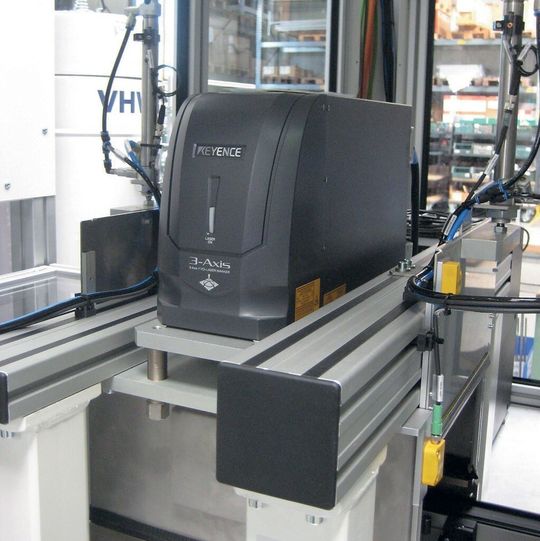 Mit dem MD-V9900A hat Keyence ein Markiersystem entwickelt, das auch auf geneigten oder gewölbten Oberflächen perfekt lesbare Kennzeichnungen aufbringt.