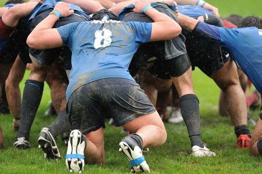 Der Begriff „Scrum“ stammt ursprünglich aus dem Rugby und bedeutet „angeordnetes Gedränge“. Abseits des Sports kennt man Scrum als (nicht unumstrittene) Projektmanagement-Methode aus der IT-Entwicklung. Der Begriff „Scrum“ stammt ursprünglich aus dem Rugby und bedeutet „angeordnetes Gedränge“. Abseits des Sports kennt man Scrum als (nicht unumstrittene) Projektmanagement-Methode aus der IT-Entwicklung.