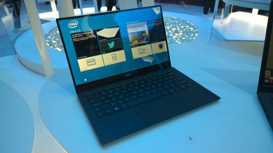 Das brandneue XPS 13 wurde bei der CES auf dem Intel-Messestand gezeigt. In dem Notebook arbeiten bereits Intel-Core-Prozessoren der fünften Generation (Broadwell). Das brandneue XPS 13 wurde bei der CES auf dem Intel-Messestand gezeigt. In dem Notebook arbeiten bereits Intel-Core-Prozessoren der fünften Generation (Broadwell).