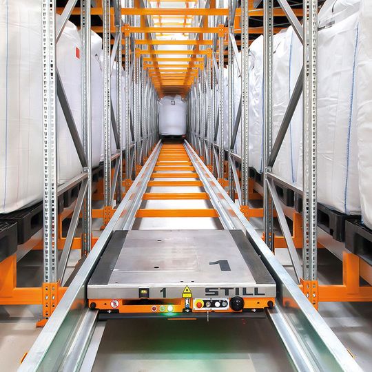 Nach dem Transportauftrag holt ein Shuttle die richtige Palette zur Versorgung der Produktion. Nach dem Transportauftrag holt ein Shuttle die richtige Palette zur Versorgung der Produktion.