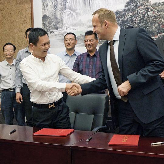 Die S.D.L . Süddeutsche Leasing, die chinesische Zhong-De Metal Group und der Metallverband Jieyang haben ein Joint Venture geschlossen. Die S.D.L . Süddeutsche Leasing, die chinesische Zhong-De Metal Group und der Metallverband Jieyang haben ein Joint Venture geschlossen.