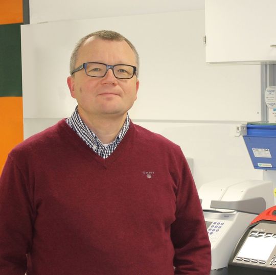 Prof. Dr. Dirk Schüler vom Lehrstuhl für Mikrobiologie der Universität Bayreuth untersucht mit seinem Team die Fortbewegung von Bakterien. Prof. Dr. Dirk Schüler vom Lehrstuhl für Mikrobiologie der Universität Bayreuth untersucht mit seinem Team die Fortbewegung von Bakterien.