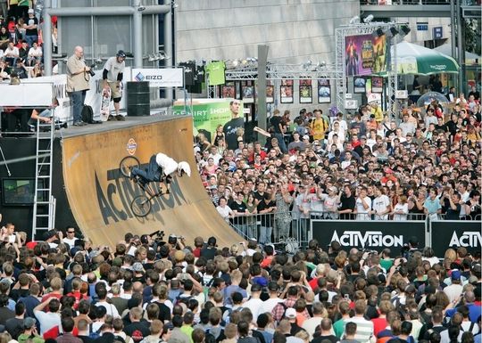 Eines der Highlights der Games Convention war der Auftritt des Skaters Tony Hawk, der mit viel Körpereinsatz für sein neues Spiel warb. Eines der Highlights der Games Convention war der Auftritt des Skaters Tony Hawk, der mit viel Körpereinsatz für sein neues Spiel warb.