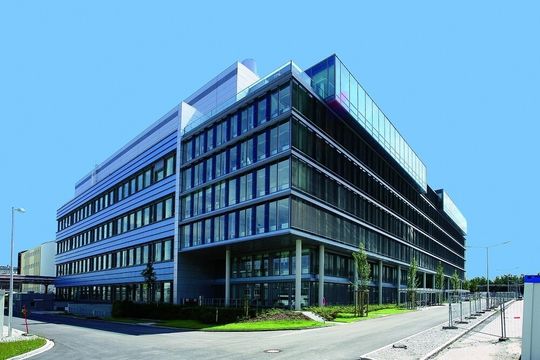 Der erste Spatenstich für die neue Produktionsanlage Biologics IV war am 27. September 2004. Am 4. Juli 2007 folgte die offizielle Einweihung. Bilder: Roche Der erste Spatenstich für die neue Produktionsanlage Biologics IV war am 27. September 2004. Am 4. Juli 2007 folgte die offizielle Einweihung. Bilder: Roche