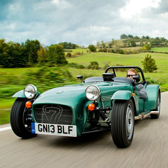 Sieht aus wie ein betagter Oldtimer, ist aber das neue Einstiegsmodell: der Caterham Seven 165. Sieht aus wie ein betagter Oldtimer, ist aber das neue Einstiegsmodell: der Caterham Seven 165.
