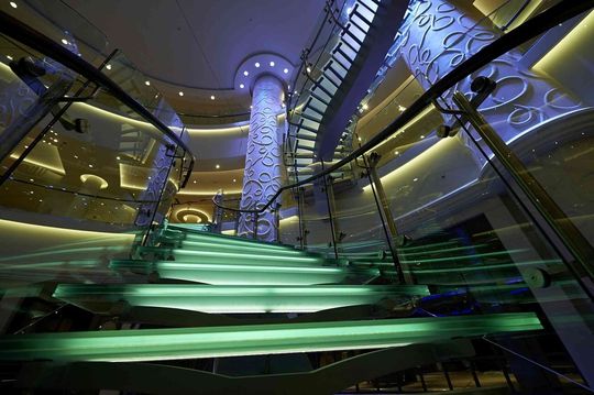 LED-Beleuchtungen tauchen Treppenhäuser auf dem Schiff in vielfältige Farben. LED-Beleuchtungen tauchen Treppenhäuser auf dem Schiff in vielfältige Farben.