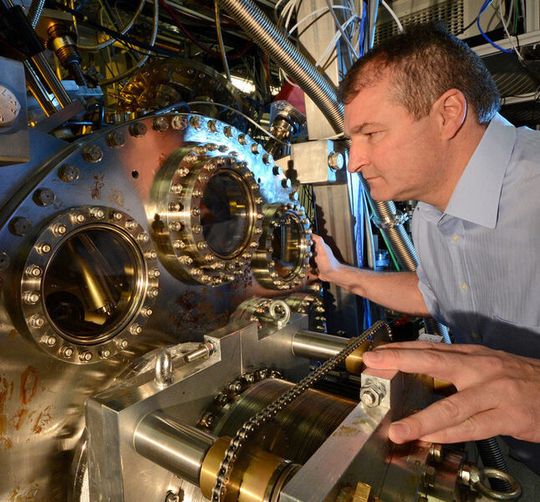Elektronen im Blick: Reinhard Kienberger inspiziert die ein Experiment an der Attosekunden-Beamline, mit der er und seine Kollegen die Bewegung von Elektronen untersuchen. Elektronen im Blick: Reinhard Kienberger inspiziert die ein Experiment an der Attosekunden-Beamline, mit der er und seine Kollegen die Bewegung von Elektronen untersuchen.