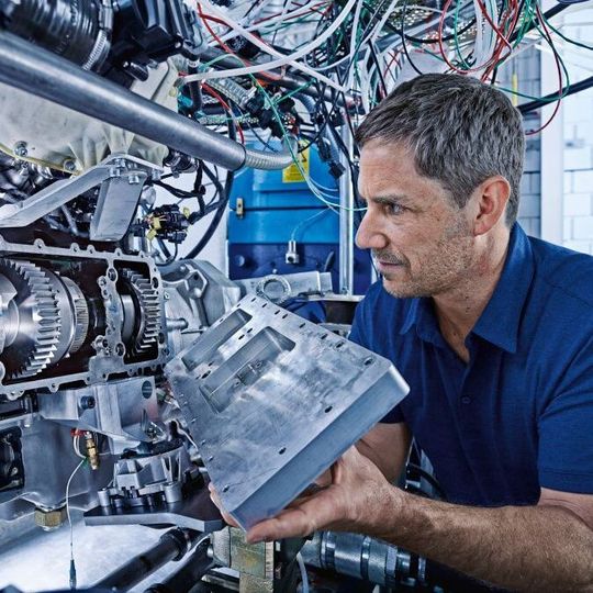 Der Standort Stollberg bietet unter einem Dach modernste technische Voraussetzungen für die Grundmotorenentwicklung mit dem Schwerpunkt Mechanik – von der Komponentenerprobung bis zur Vollmotorenprüfung.