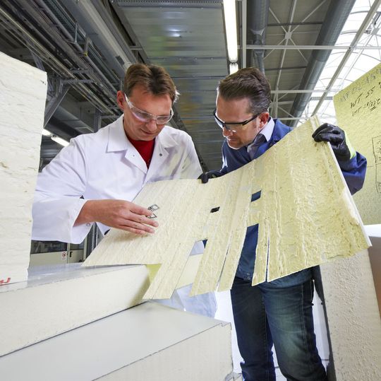Zwei Techniekr besprechen im Polyurethan-Technikum weiterführende Untersuchungen. Zwei Techniekr besprechen im Polyurethan-Technikum weiterführende Untersuchungen.