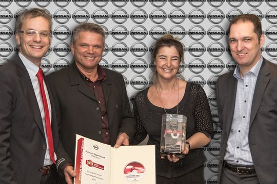Roger Schneider (li.) und Stephan Oedekoven von Nissan Center Europe ehrten Edgar und Judith Rausch ... Roger Schneider (li.) und Stephan Oedekoven von Nissan Center Europe ehrten Edgar und Judith Rausch ...