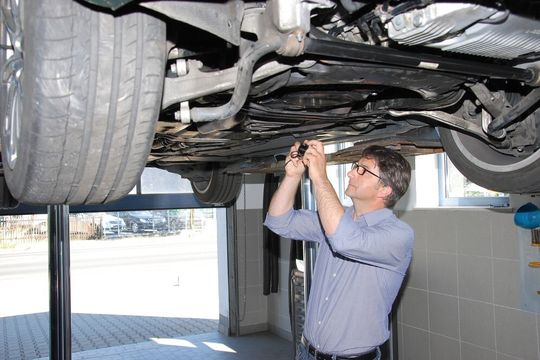 Ahmet Nizam fotografiert den Zustand der Verschleißteile. Der Kunde erhält die Information, welche Teile eventuell ersetzt werden müssen und welche Arbeiten sich auf einen späteren Zeitpunkt verschieben lassen.
