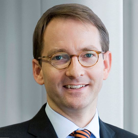 Dr. Martin Jung ist seid dem 1. Janurr 2015 neuer Leiter des Geschäftsbereichs Fahrzeugserienlacke Europa. Dr. Martin Jung ist seid dem 1. Janurr 2015 neuer Leiter des Geschäftsbereichs Fahrzeugserienlacke Europa.