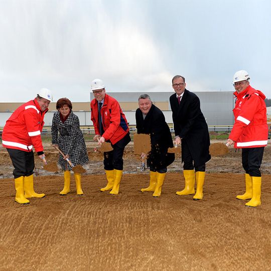 Zum Baubeginn der Großanlage für Leichtbau-Automobilbleche in Grevenbroich führten bei Hydro Aluminium den Spaten (v.l.n.r.) Werkleiter Dr. Stefan Kästner, Grevenbroichs Bürgermeisterin Ursula Kwasny, Hydro-Vorstand Ebbesberg, Bundesminister Hermann Gröhe, der ausgeschiedene Vorstand Oliver Bell und Dr. Pascal Wagner, für das Automobilgeschäft verantwortlicher Manager und Geschäftsführer der Hydro in Deutschland. Zum Baubeginn der Großanlage für Leichtbau-Automobilbleche in Grevenbroich führten bei Hydro Aluminium den Spaten (v.l.n.r.) Werkleiter Dr. Stefan Kästner, Grevenbroichs Bürgermeisterin Ursula Kwasny, Hydro-Vorstand Ebbesberg, Bundesminister Hermann Gröhe, der ausgeschiedene Vorstand Oliver Bell und Dr. Pascal Wagner, für das Automobilgeschäft verantwortlicher Manager und Geschäftsführer der Hydro in Deutschland.